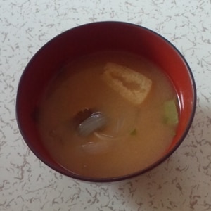 玉ねぎと油揚げの味噌汁